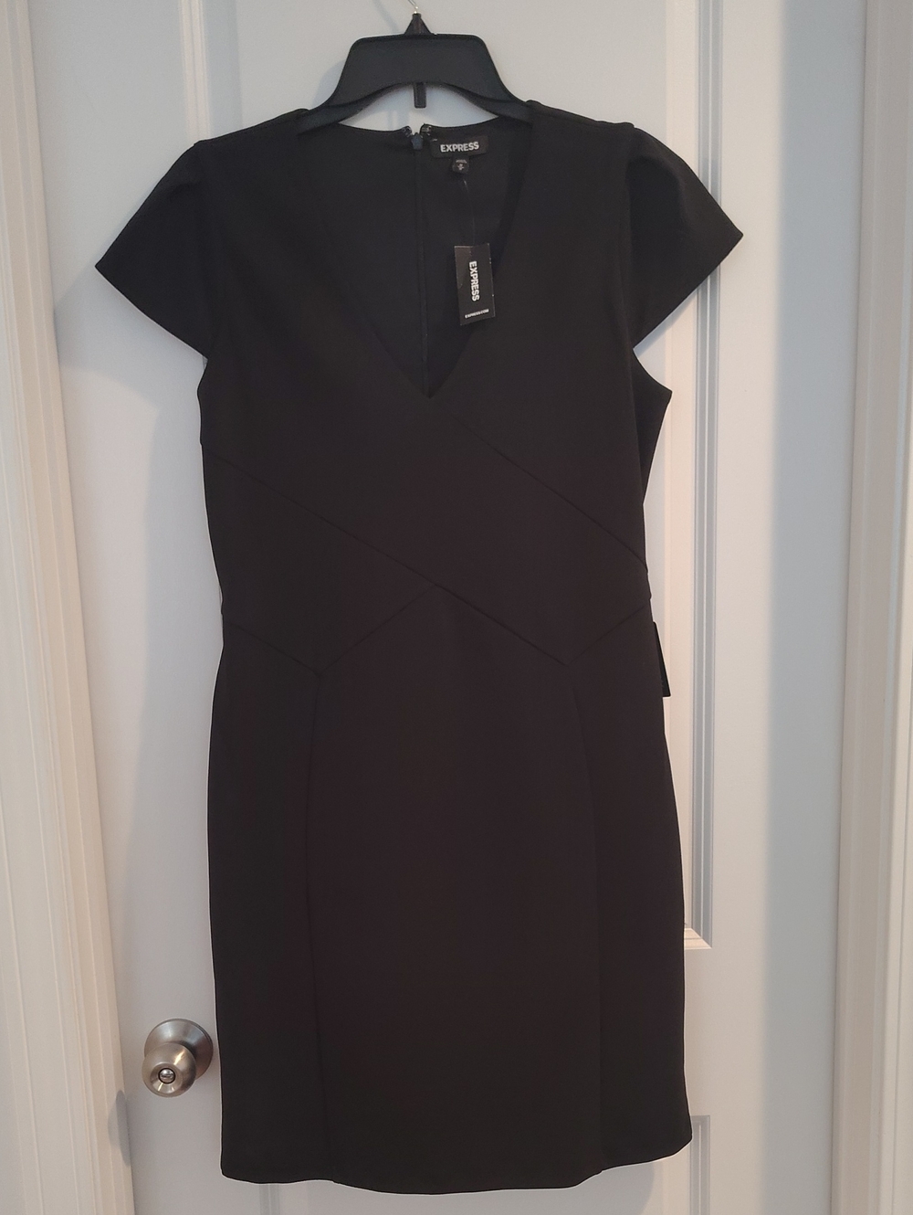 NWT Express Black Cap-Sleeve V-Neck Sheath Dress Size Medium M